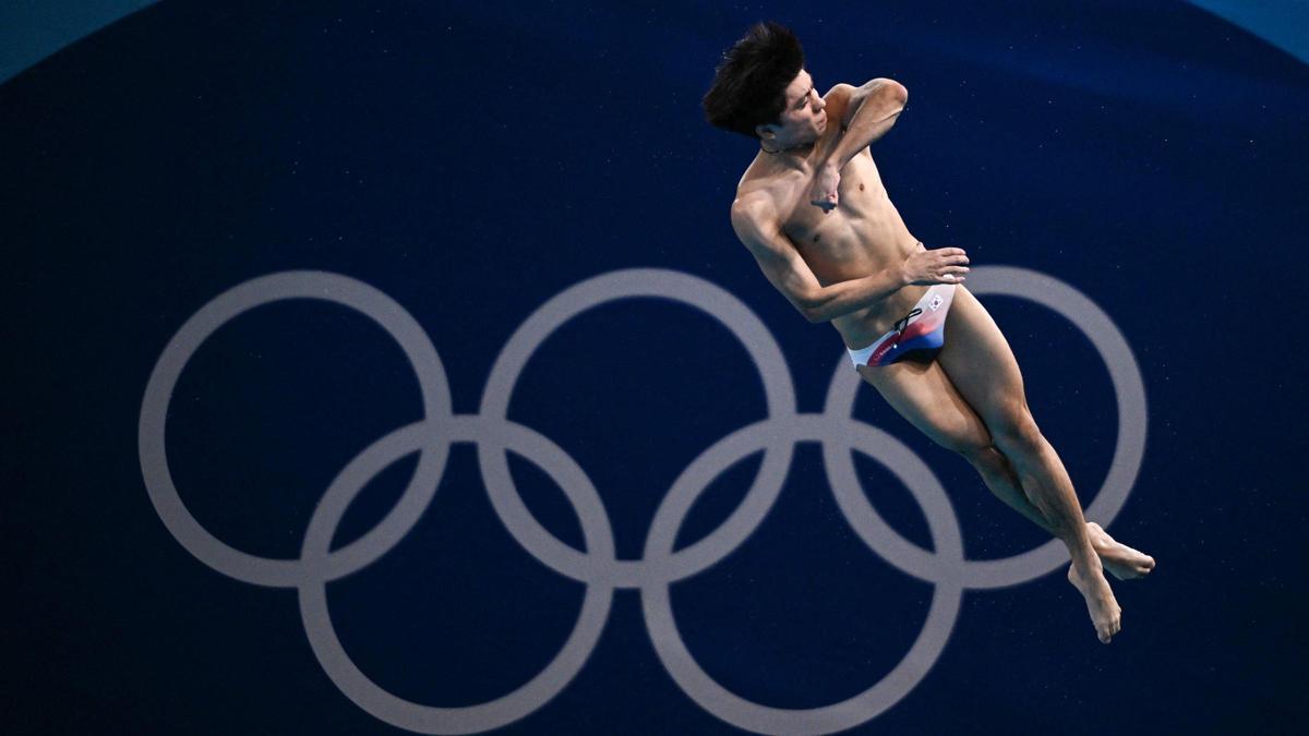 El surcoreano Yi Jae-gyeong en la prueba preliminar de salto de trampolín de 3 m masculino durante los Juegos Olímpicos de París 2024