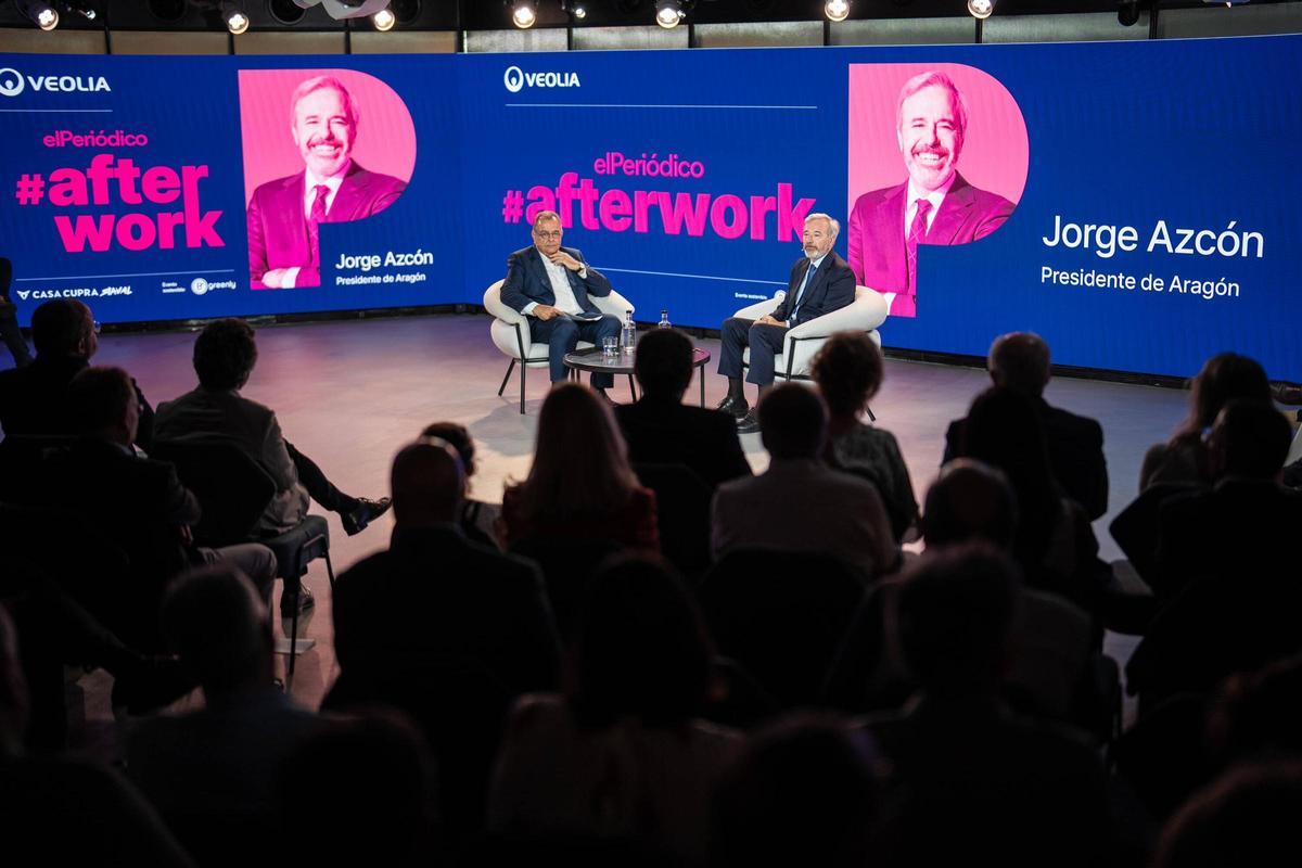 El presidente del Gobierno de Aragón, Jorge Azcón, y Albert Sáez, director de Contenidos de Prensa Ibérica, participan en un encuentro del ciclo Afterwork celebrado en Barcelona