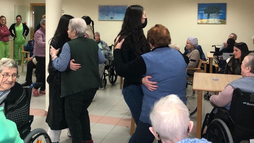 Los jóvenes de Salas culminan sus jornadas culturales buscando pareja de baile en la residencia de mayores: “Ya quieren volver a ver a los abuelos”