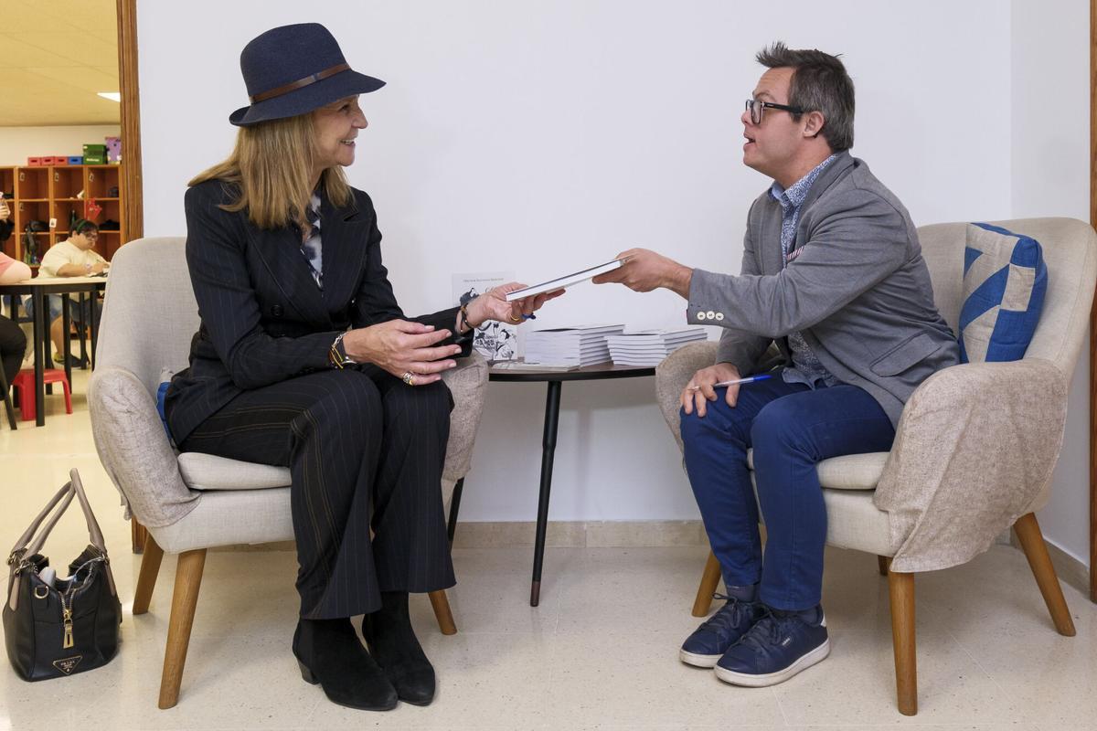 La infanta Elena conoce en Las Palmas de Gran Canaria el programa laboral Juntos Somos Capaces