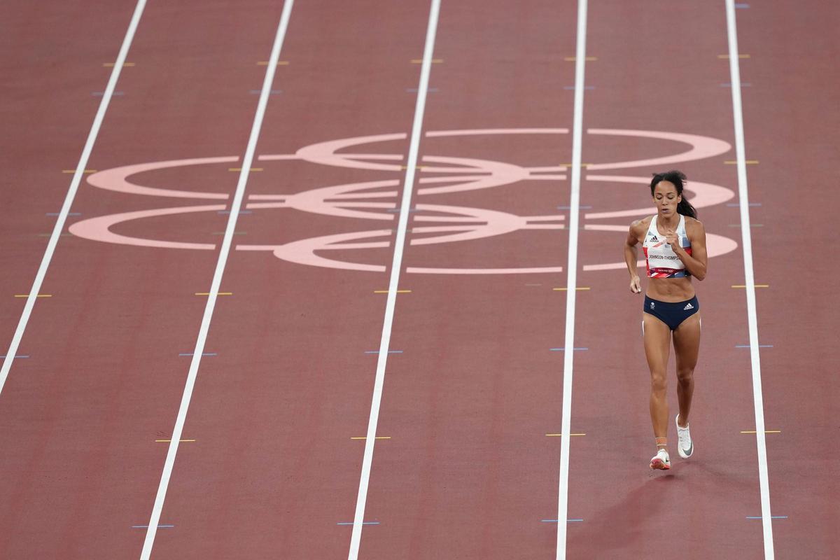 Katarina Johnson-Thompson, tras lesionarse en los 200 metros del Héptatlon.