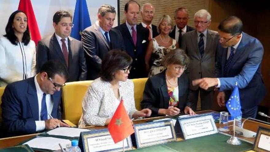 Momento de la firma del acuerdo, ayer en Rabat. // Fatima Buaziz