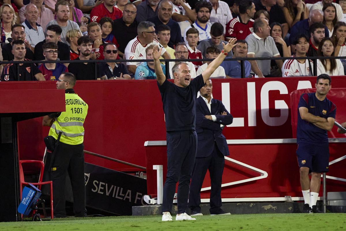Hansi Flick durante el Sevilla-Barça de LaLiga 2026/27 en el estadio Sánchez Pizjuán
