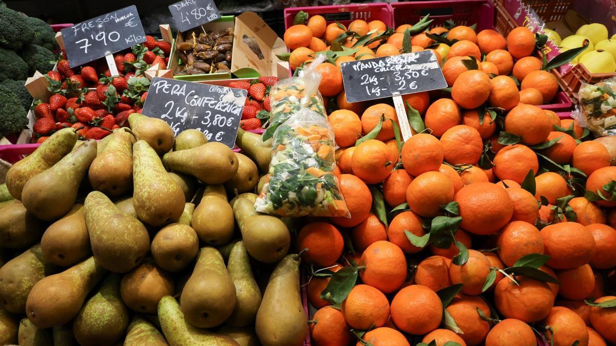Un puesto de frutas y verduras en un mercado de Alicante.
