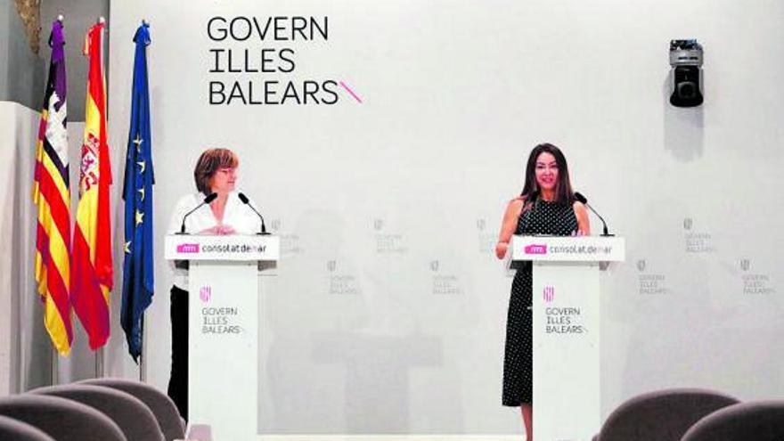 Las conselleras Antònia Maria Estarellas y Marta Vidal, ayer tras el Consell de Govern. | CAIB