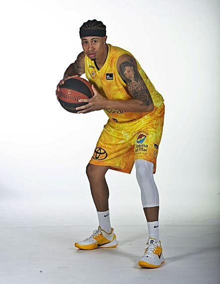 AJ Slaughter / Base-escolta