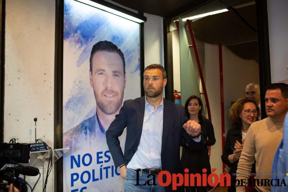 Pegada de carteles en Caravaca