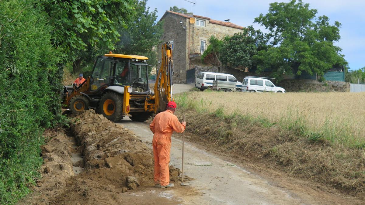 Arquivo dunhas obras de canalización en Erboedo