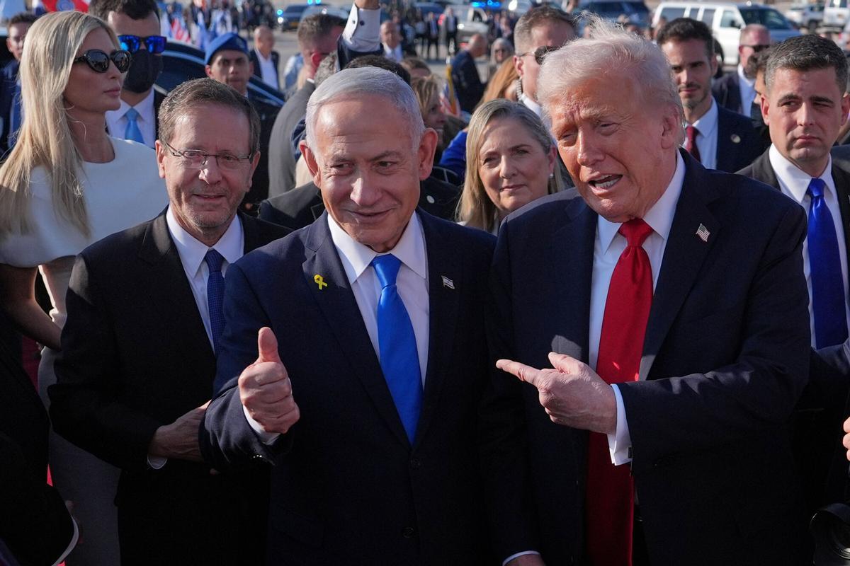 El primer ministro israelí, Binyamín Netanyahu, posa con el presidente de EEUU, Donald Trump, el pasado 13 de octubre durante la visita del segundo a Israel.