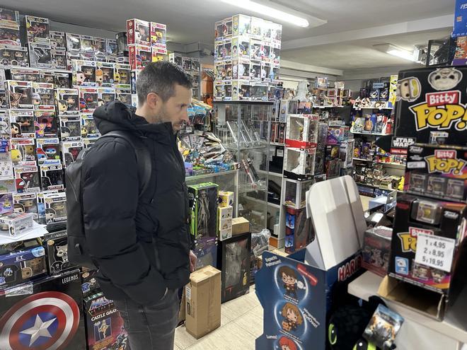 El Llano puede presumir de tener su pequeño universo friki: “Es un negocio muy especializado y la gente viene a buscarnos”