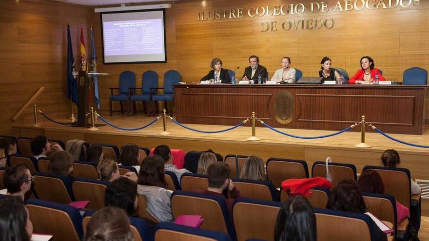 Por la izquierda, Elena Ocejo, Luis Albo, Amelia Valcárcel, Almudena Cueto y María Martín.