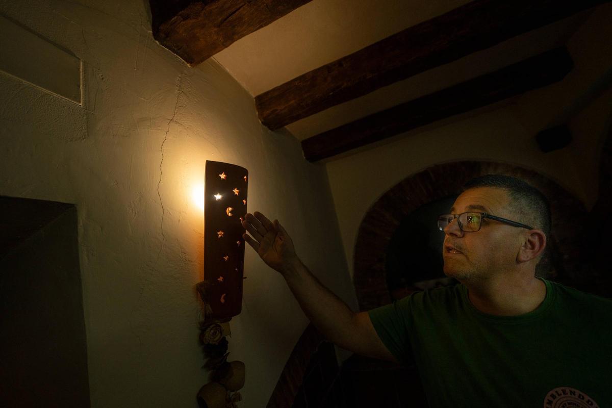 El vecino Xavi Civico muestra una de las grietas en la pared de su masía.