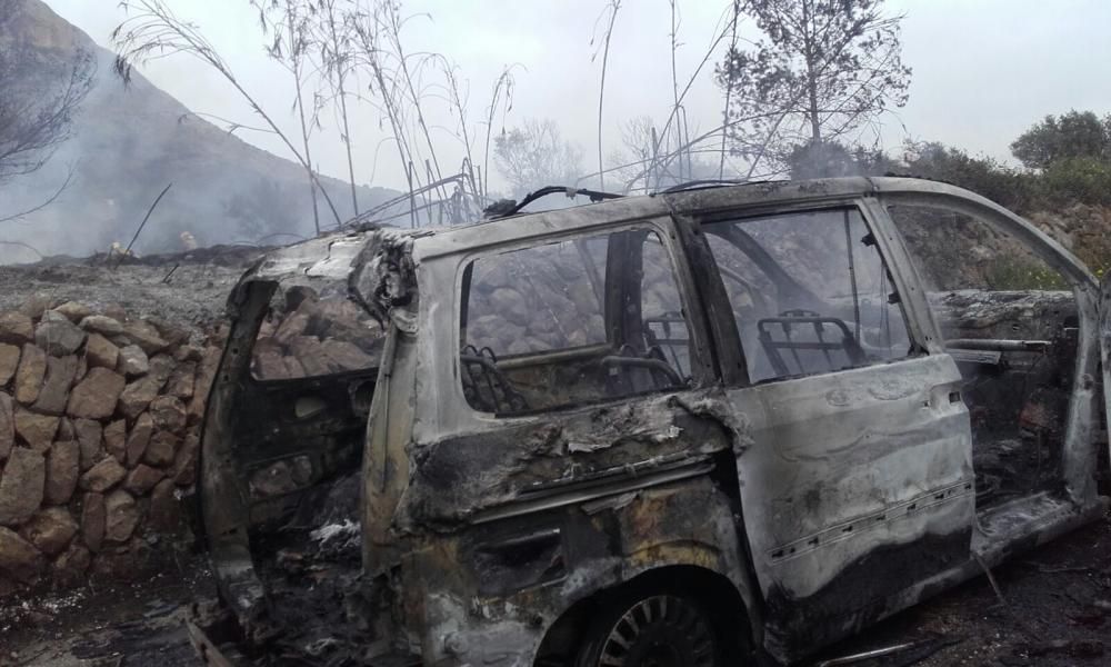 Un coche se incendia y provoca un fuego forestal en Xàbia