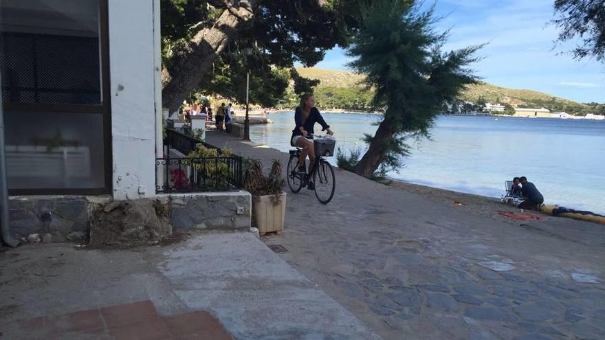 En la imagen se aprecia la terraza vacía del bar Katy, en una ubicación privilegiada.