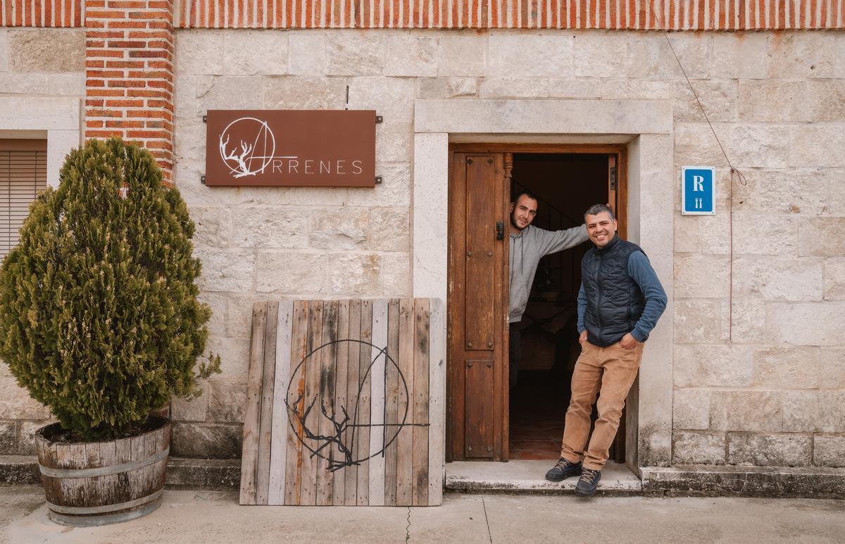José y Tomás, los dueños del exitoso restaurante Arrenes, en la bodega Valtoñar.