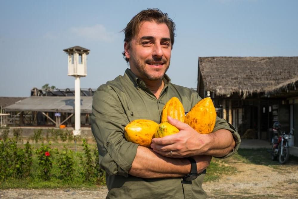 Jordi Roca amb panotxes de cacau acabades de collir, en el seu viatge a zones productores de Perú i Equador.