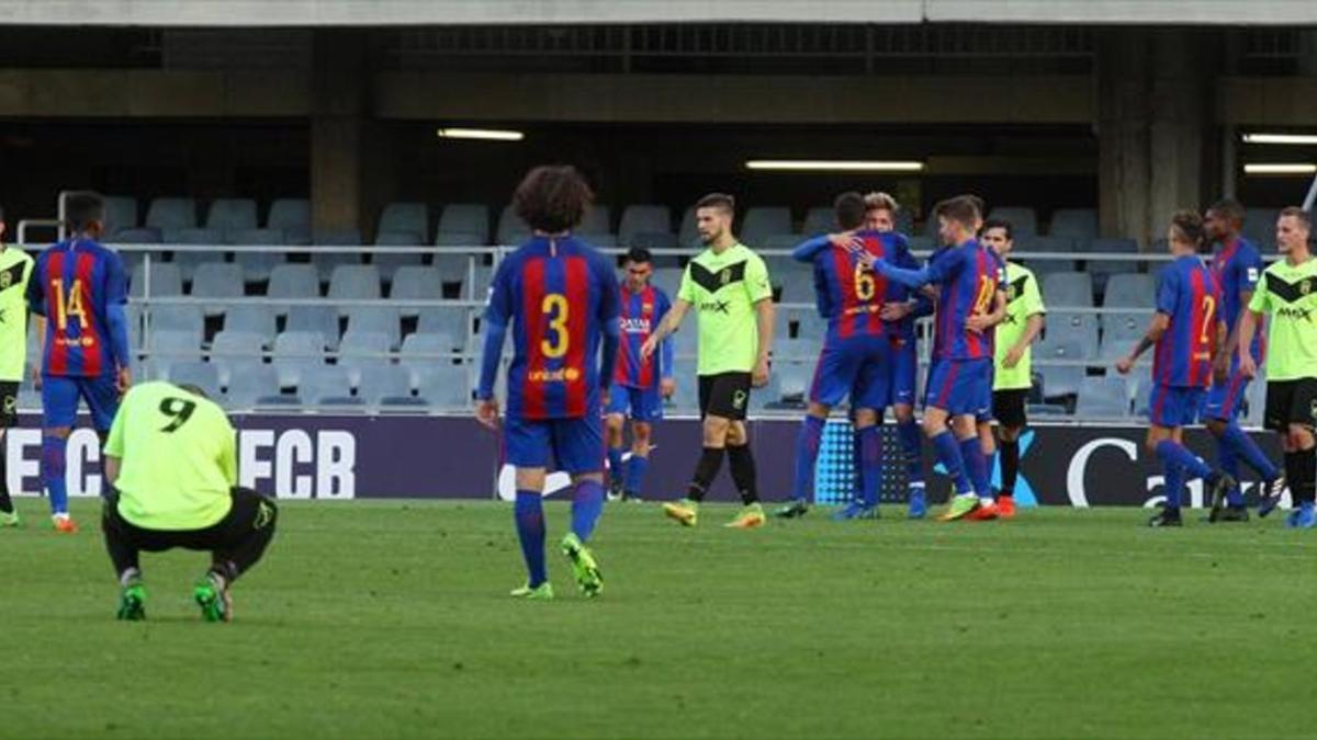 Los jugadores del Eldense y el Barça B, durante el partido disputado el pasado sábado en el Miniestadi.