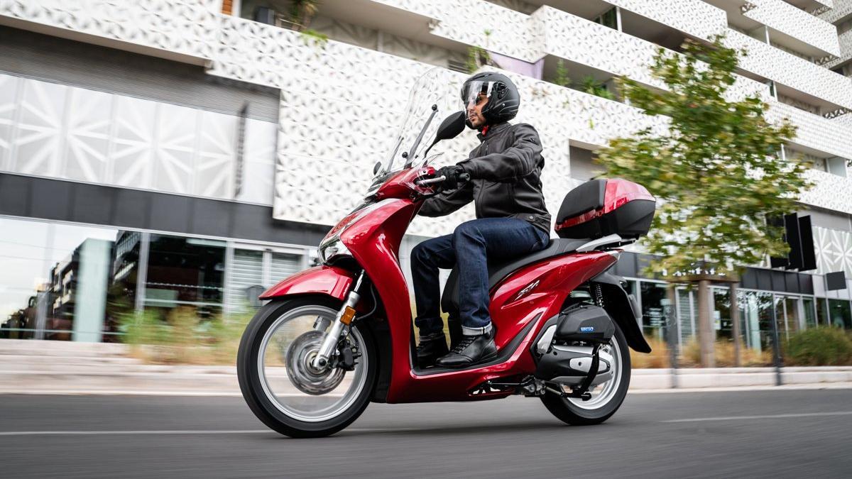 Una Honda SH125i circulando por Barcelona