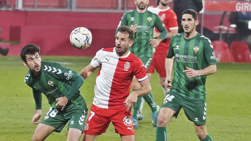 Stuani observa la pilota
davant Iago Indias durant
el partit contra el Castelló.