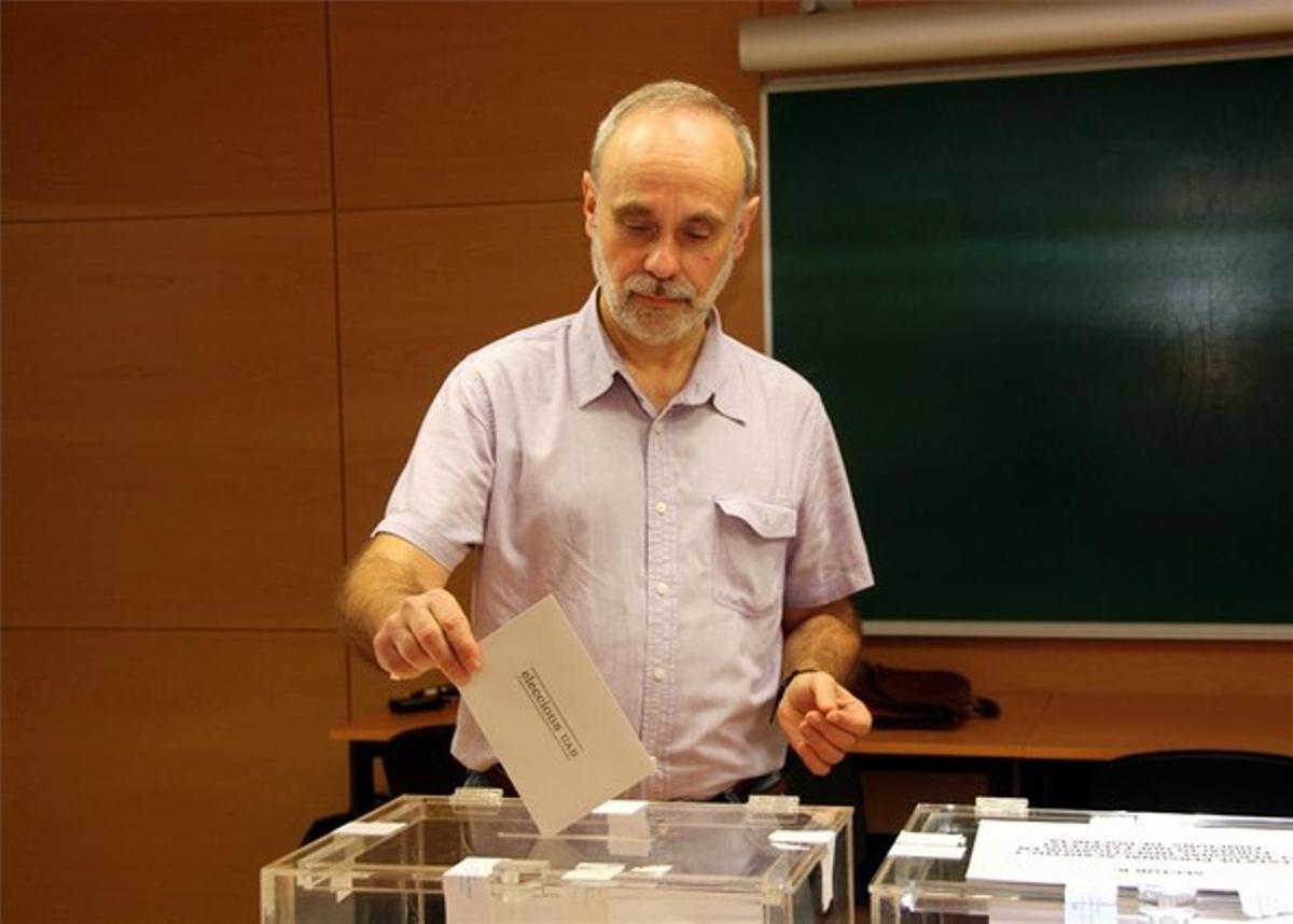 El candidat Ferran Sancho, en el moment de dipositar el seu vot.