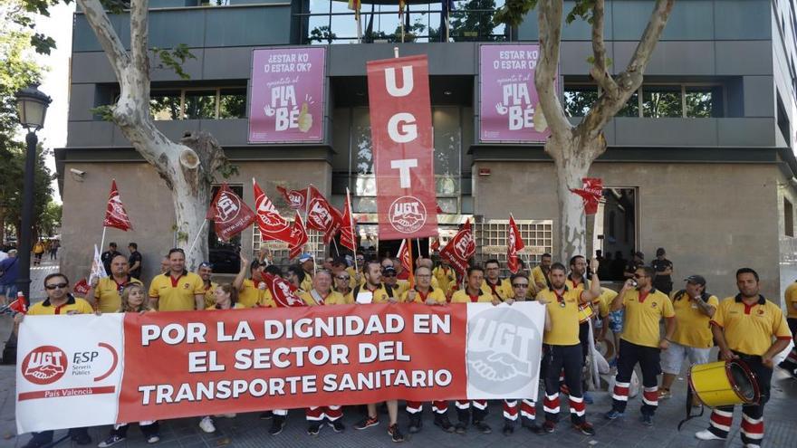 Técnicos en emergencias sanitarias a las puertas de la Conselleria de Sanidad