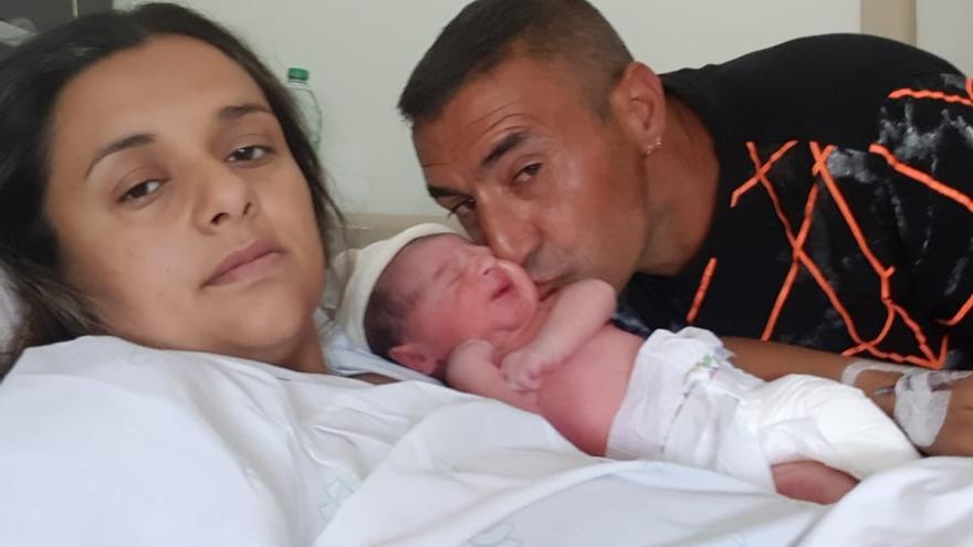 La pequeña Kayla con sus padres