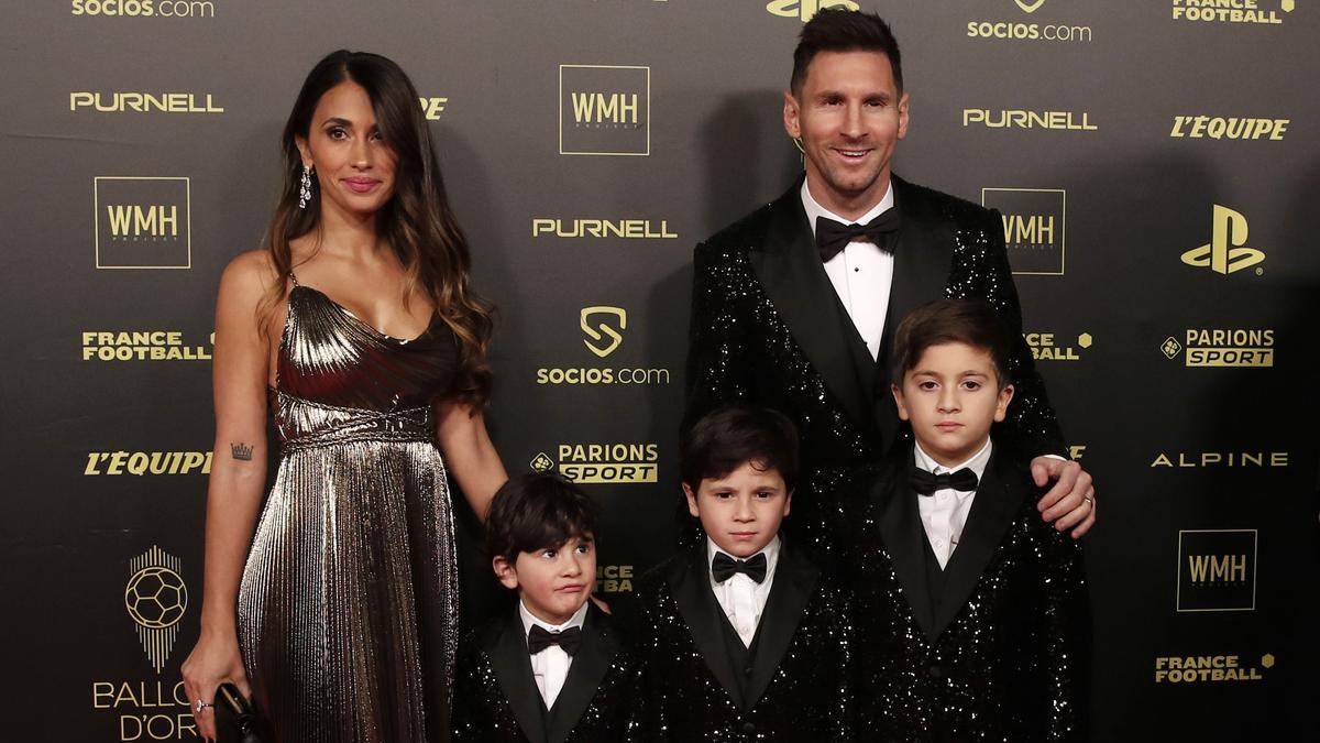 Lionel Messi y su familia a la llegada a los premios