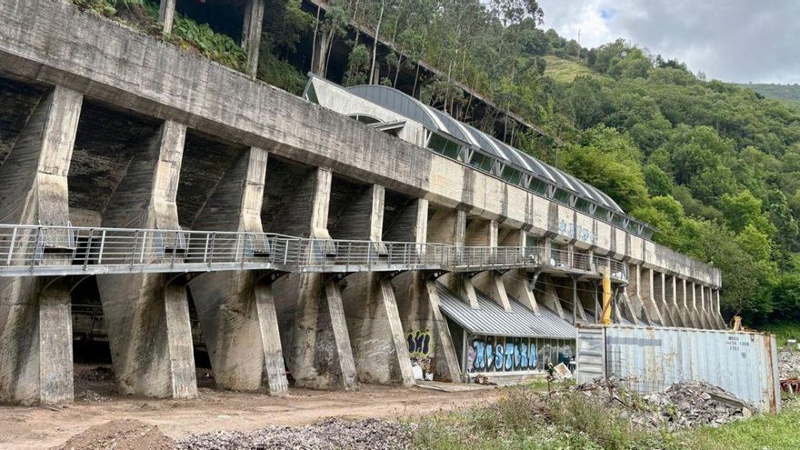 Estado actual del edificio de las tolvas del Monsacro, en La Foz de Morcín. | D. O.