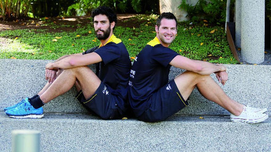 Javier Beirán e Ian O&#039;Leary posan en el Gran Hotel Mencey de Santa Cruz de Tenerife.