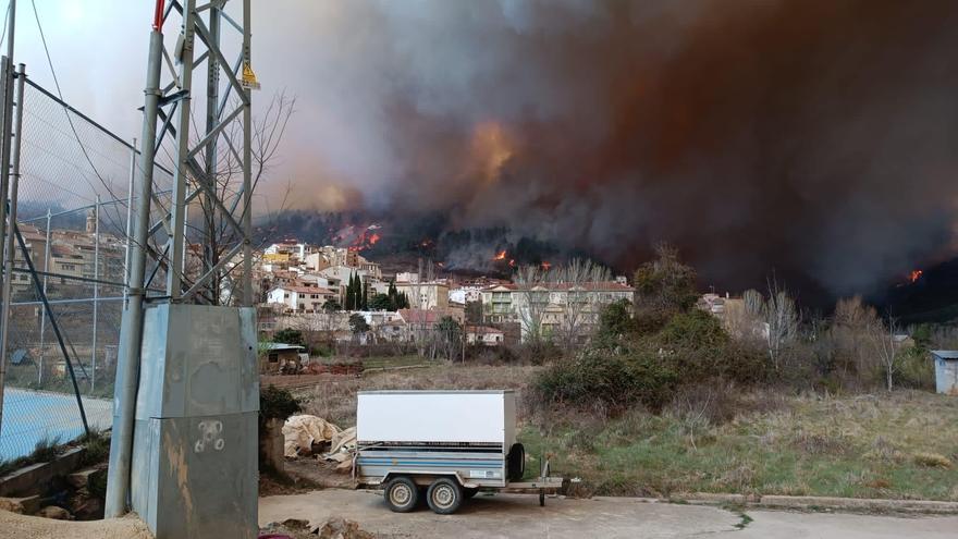 Evacuados tres pueblos más de Castellón por la evolución del incendio en el Alto Mijares