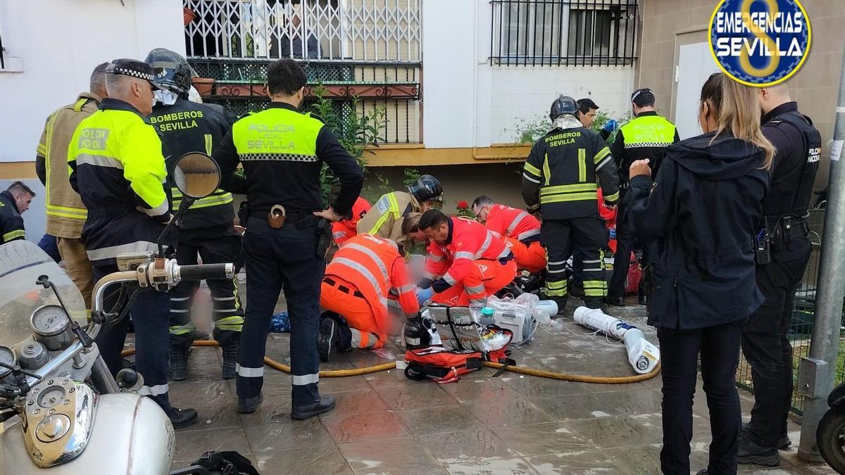 Sanitarios atienden a las víctimas del incendio ocurrido en Pino Montano