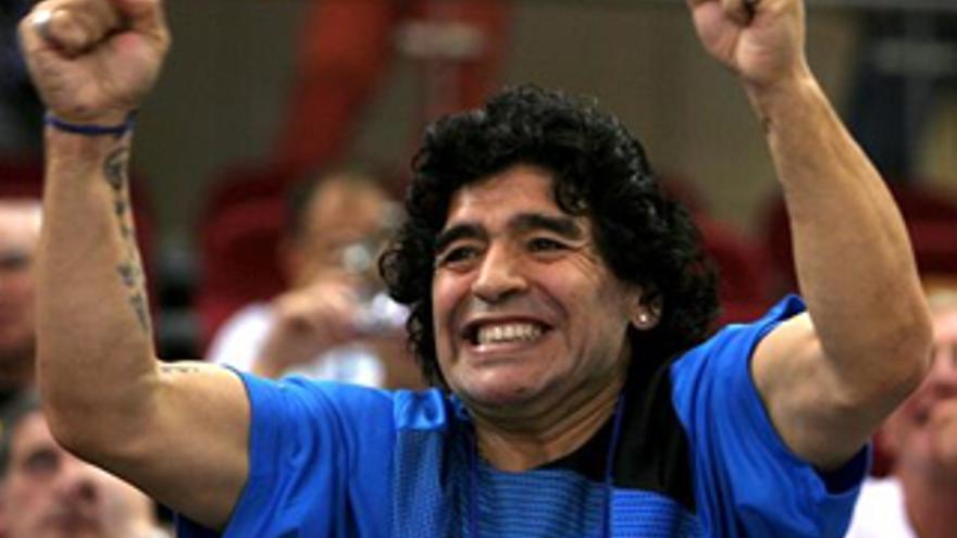 Maradona disfruta del triunfo de su selección frente a Rusia