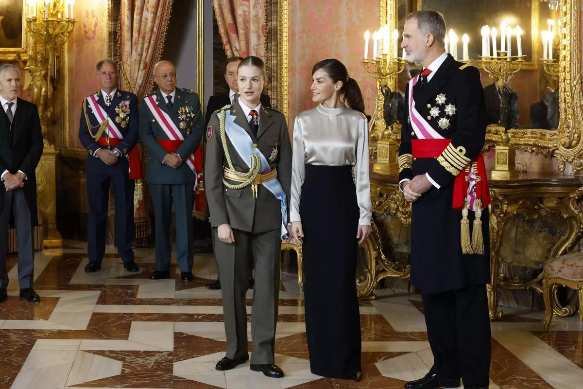 La princesa Leonor llega al Palacio Real con los reyes en su estreno en la Pascua Militar.