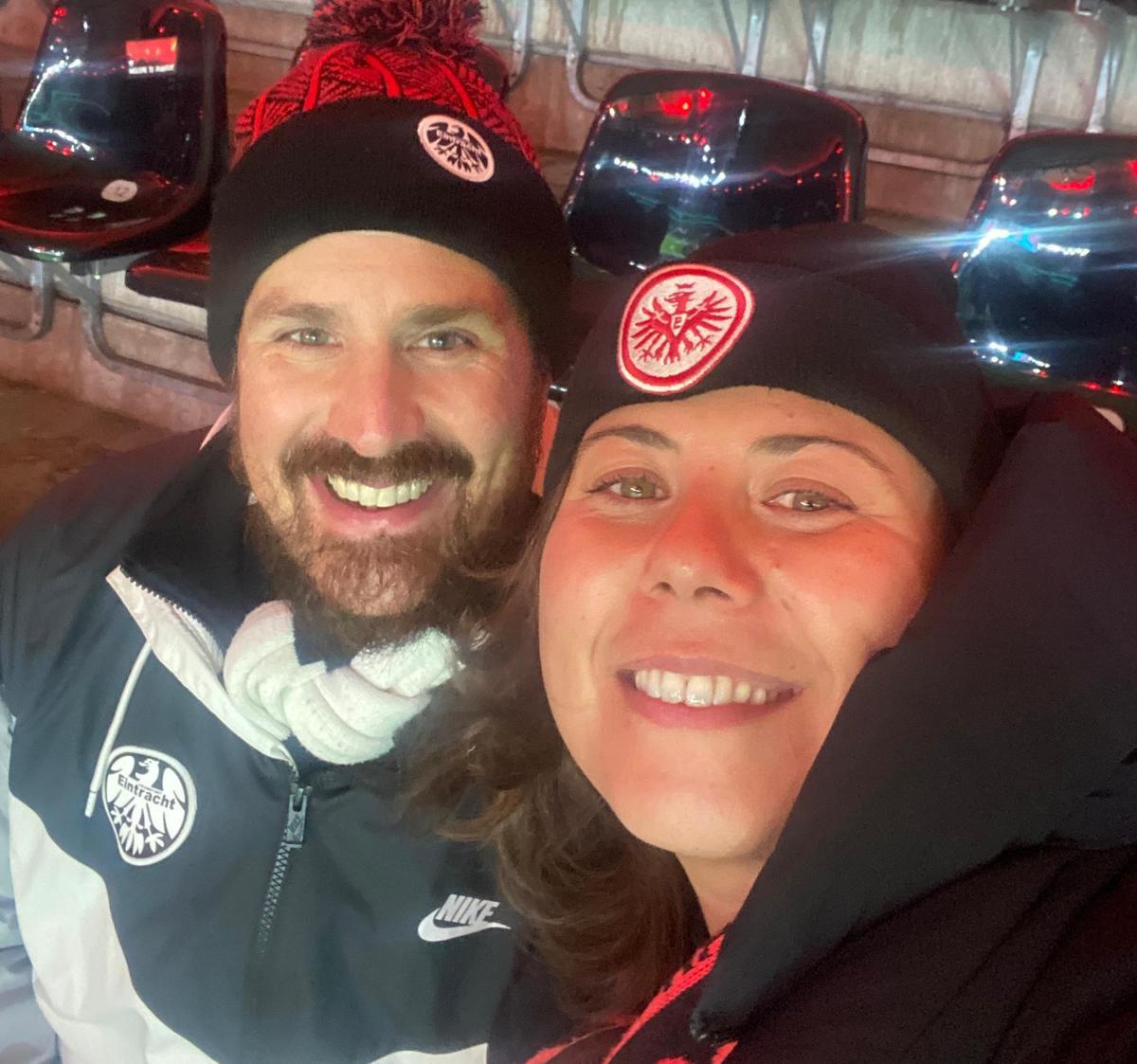 La familia Albert Balart, con el corazón dividido en el Barça - Eintracht