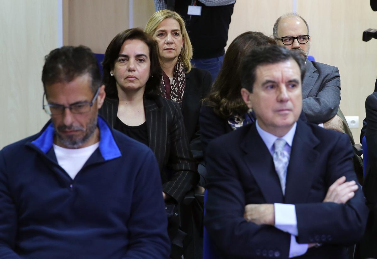 La infanta Cristina, entre otras personas, en el banquillo de los acusados al inicio del juicio del caso Nóos, en enero del 2016.