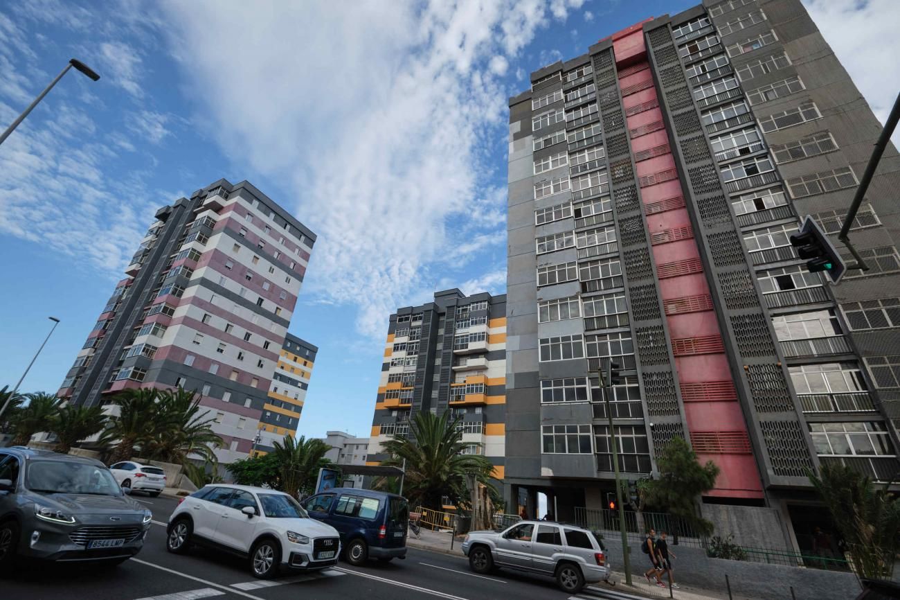 Cartel antiguo del barrio de Miramar que ha quedado entre las ramas de un árbol