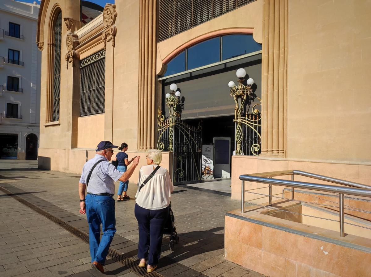 Tarraconenses accediendo este miércoles por la mañana, con plena normalidad, al Mercat Central de Tarragona.