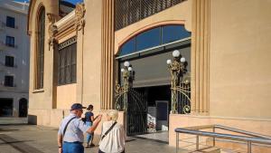 Tarraconenses accediendo este miércoles por la mañana, con plena normalidad, al Mercat Central de Tarragona.
