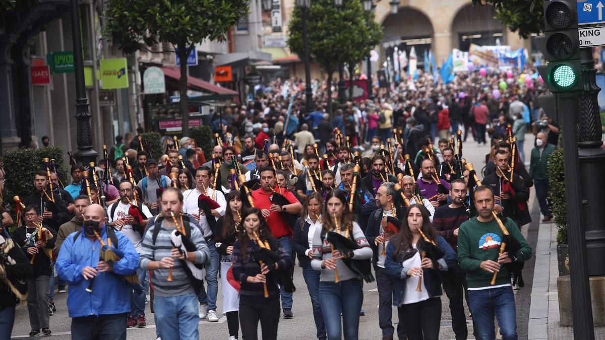 Los partidarios de la cooficialidad del asturiano se manifiestan en Oviedo