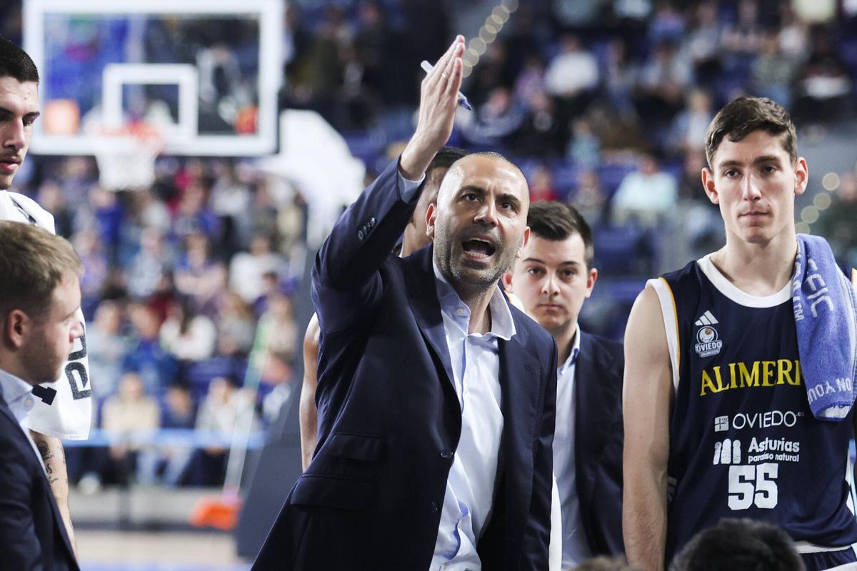 Javi Rodríguez, con Raúl Lobaco a la derecha, en el Alimerka Oviedo-HLA Alicante