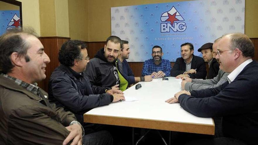 Representantes de sindicatos, patronal dezana y del BNG en la reunión de ayer en Lalín. // Bernabé/Javier Lalín