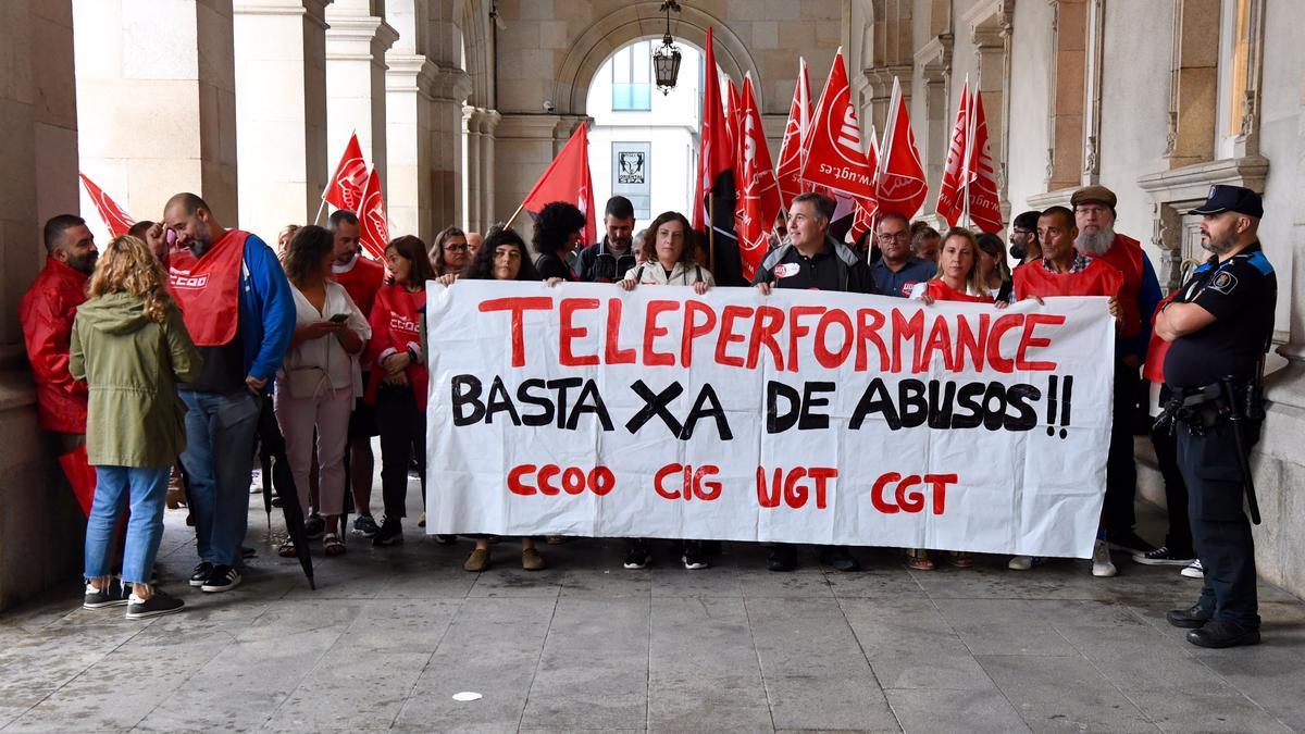 Trabajadores de Teleperformance, hoy, en María Pita antes el pleno.