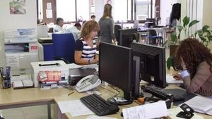 Funcionarios en una imagen de archivo.