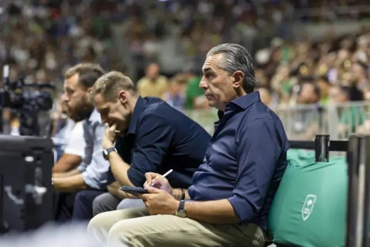 El nuevo técnico del Madrid, tomando notas en la final del Trofeo Costa del Sol, con triunfo blanco ante Unicaja