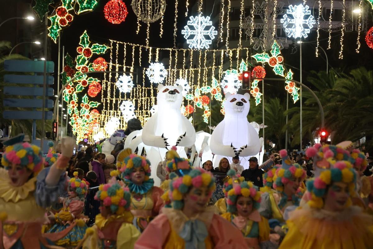 Alicante desafía las bajas temperaturas para ver la Cabalgata de Reyes Magos