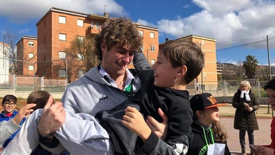 Parejo y Corrales, del Cáceres, con alumnos de El Vivero