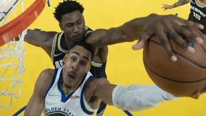 Jaren Jackson, de los Grizzlies, tapona una bandeja de Jordan Poole