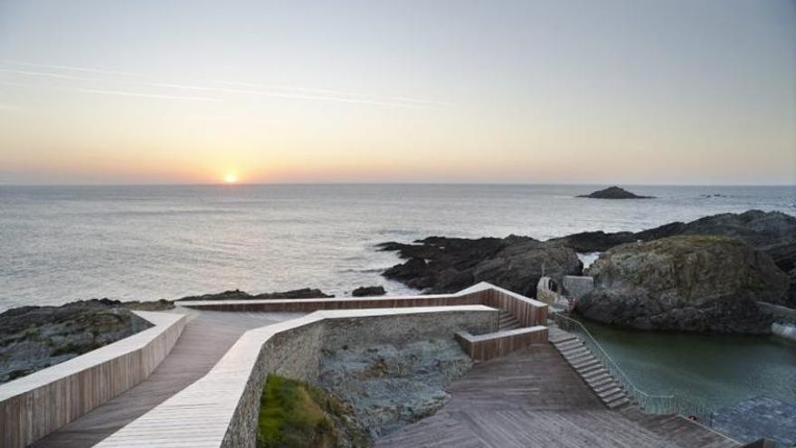 La piscina de agua salada más bonita de España está en Asturias: gratuita, ubicada frente al Cantábrico, esculpida en una antigua cetárea y con solarium de madera