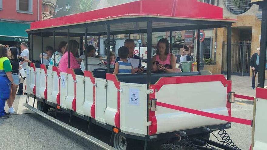 Casi 300 viajeros inauguraron las rutas del tren turístico de Aller