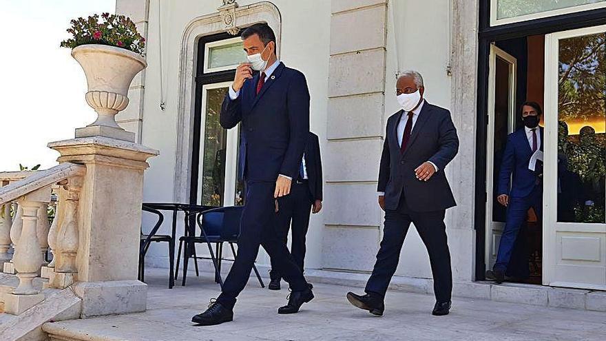 Sánchez y Costa, ayer, antes de ofrecer una rueda de prensa.